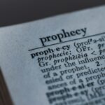 Otvorená kniha o prorokoch v gréčtine. Symbolizuje "Predslov ku kategórii "Biblia"